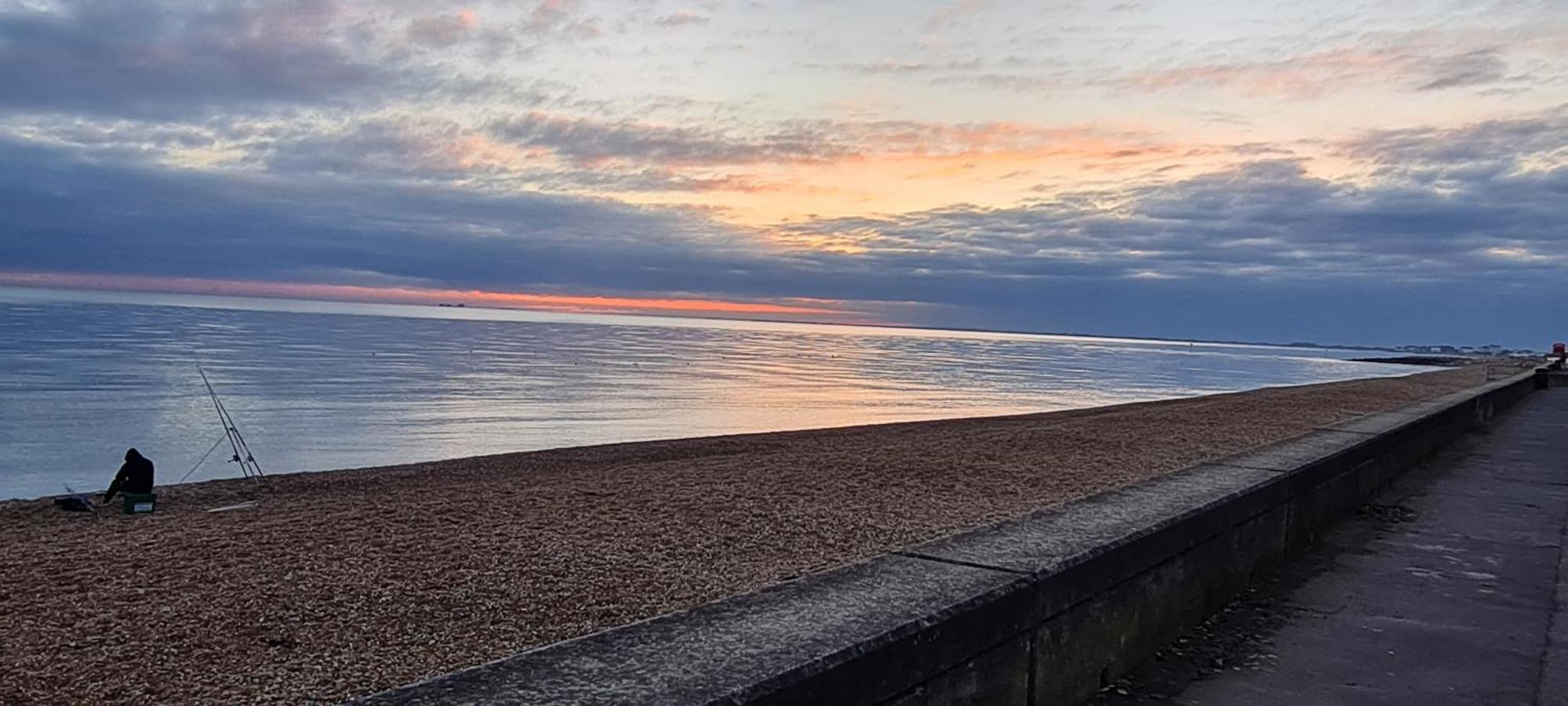 Beach View, 4 Bedroom House Opposite The Sea! Sleeps 10 Sandgate Exterior foto